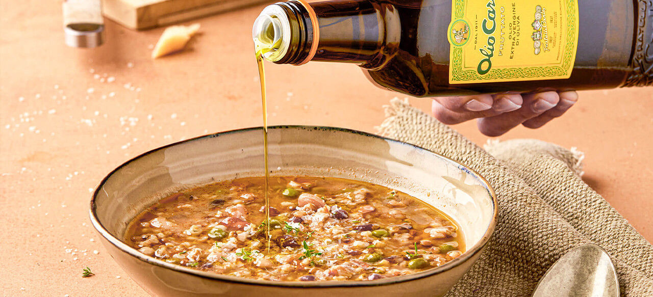 Versata di Olio EVO Fruttato