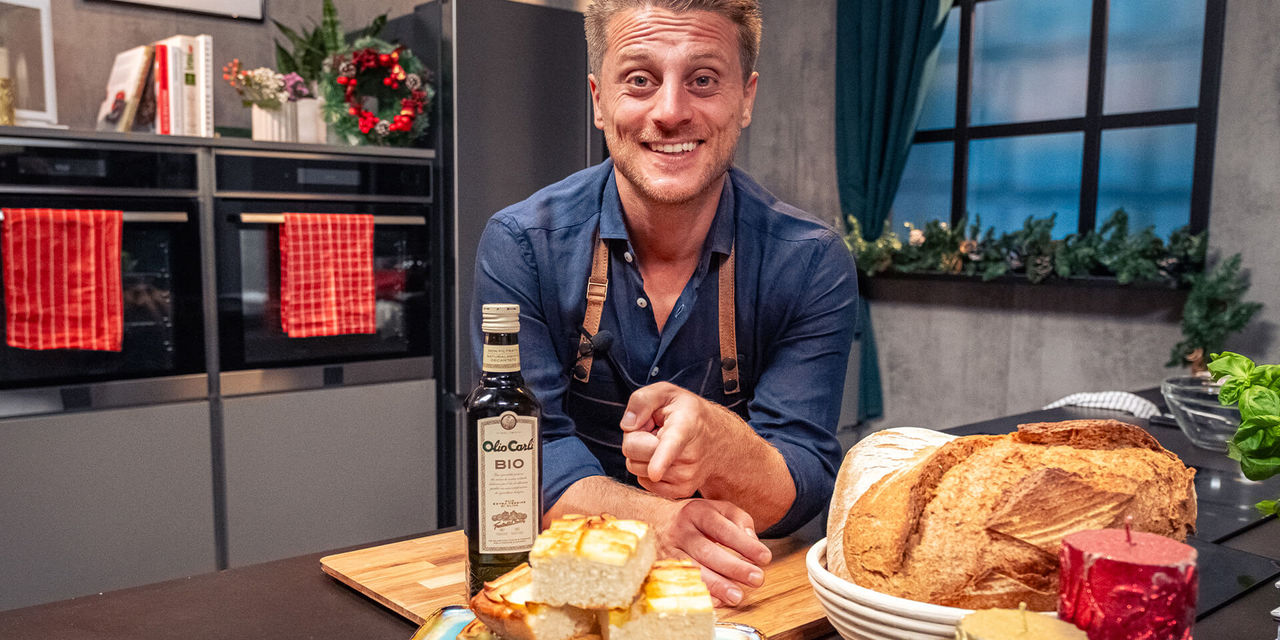 La Focaccia Dolce mele e cannella di Fulvio Marino preparata usando l'Olio Carli Extra Vergine di Oliva BIO