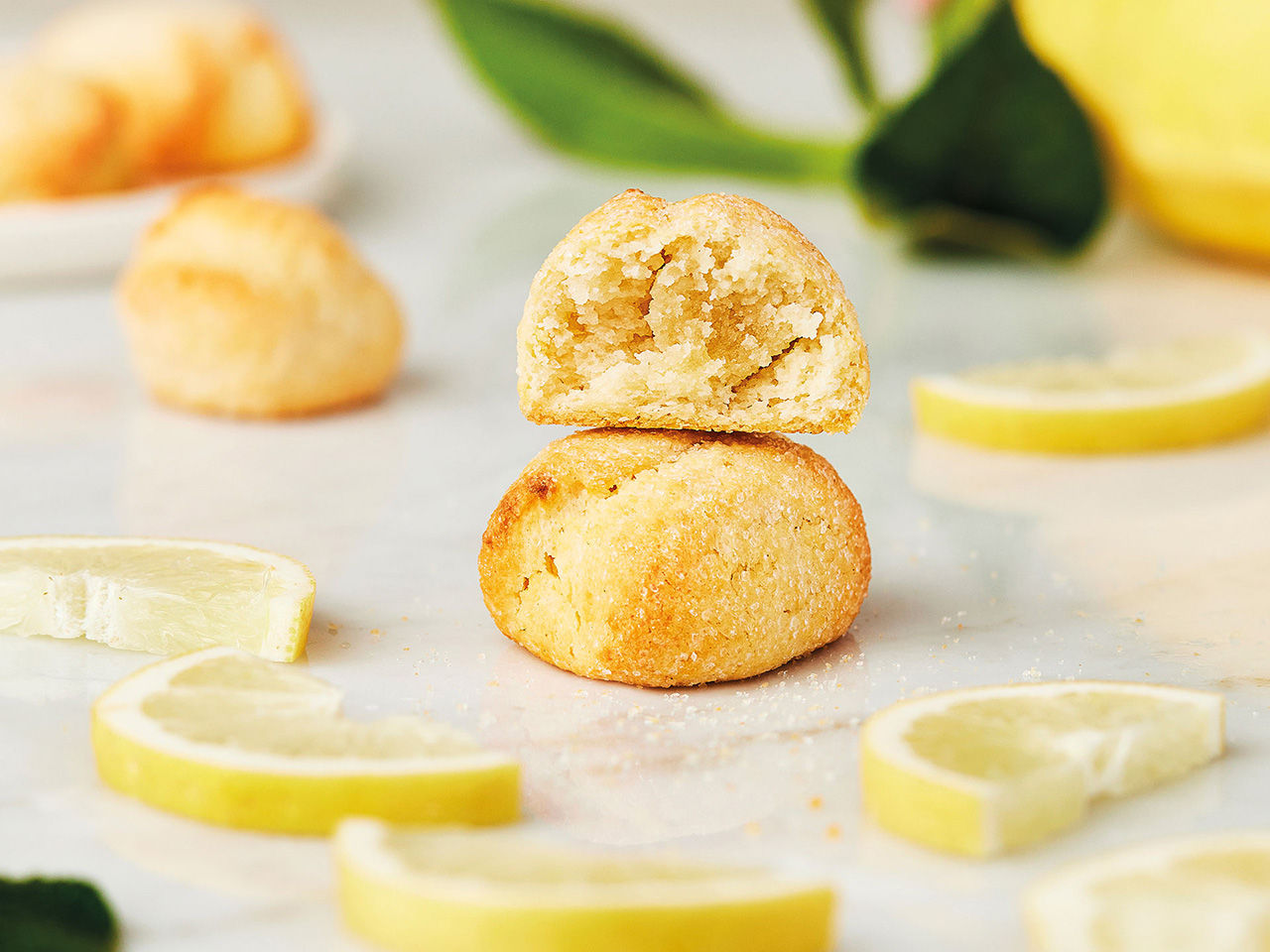 Amaretti al Limone impilati