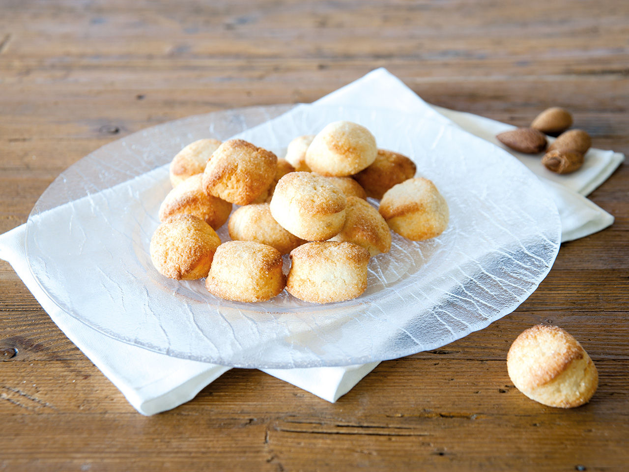 Amaretti su un piatto