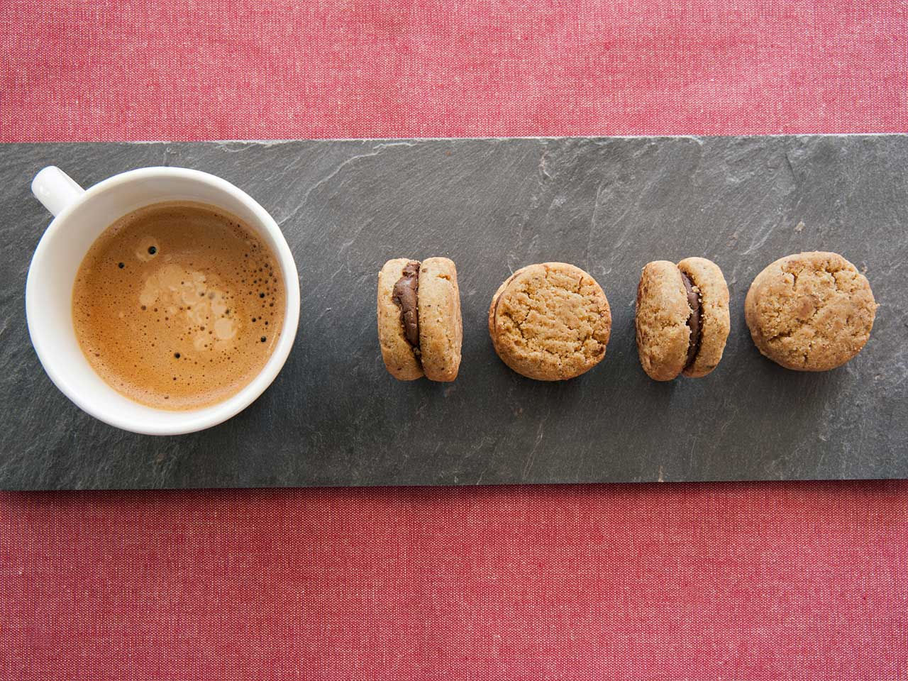 Baci di dama con caffé su vassoio