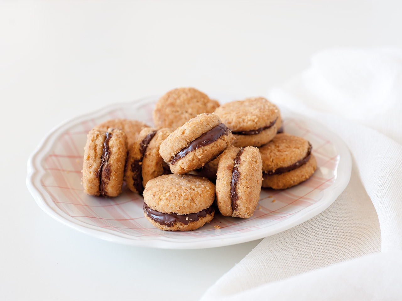 Baci di dama su un piatto