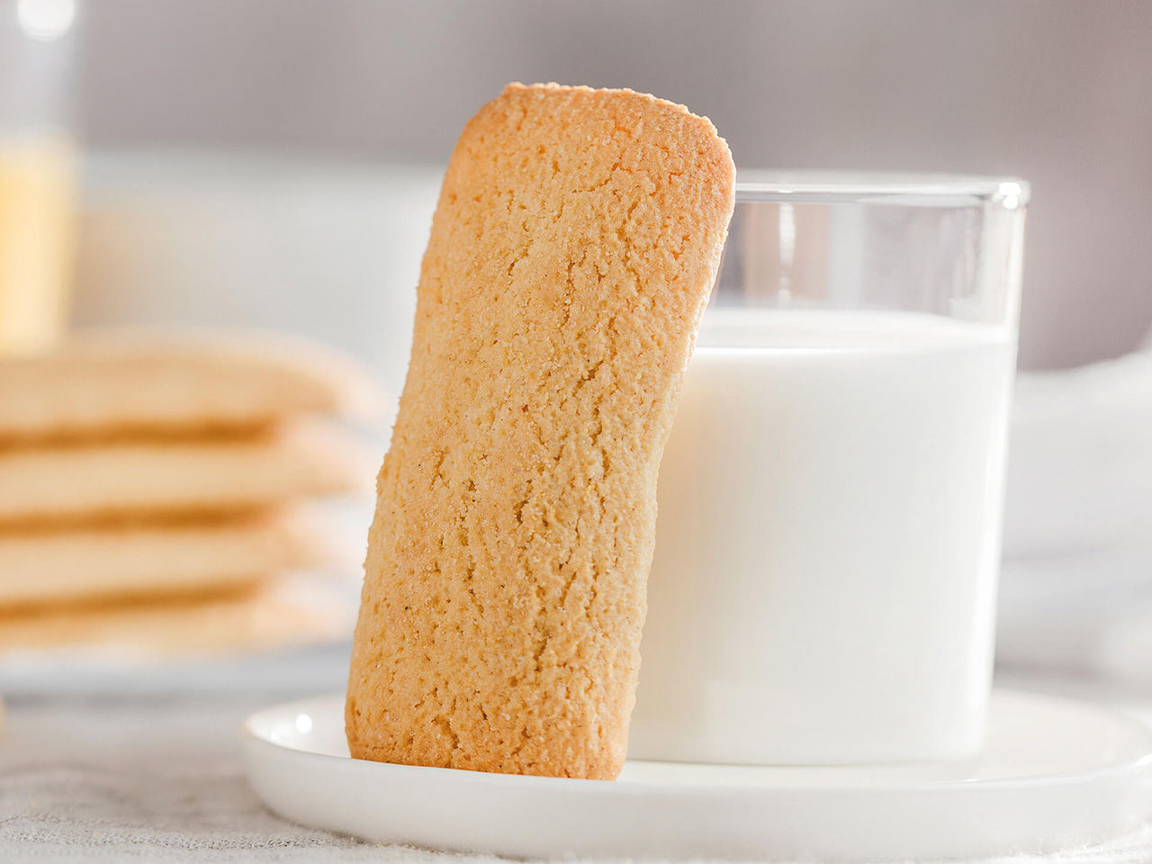 Biscottone al mais con una tazza di latte