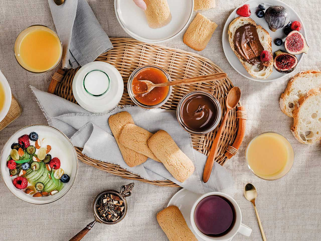 Colazione con biscottoni, frutta, marmellate