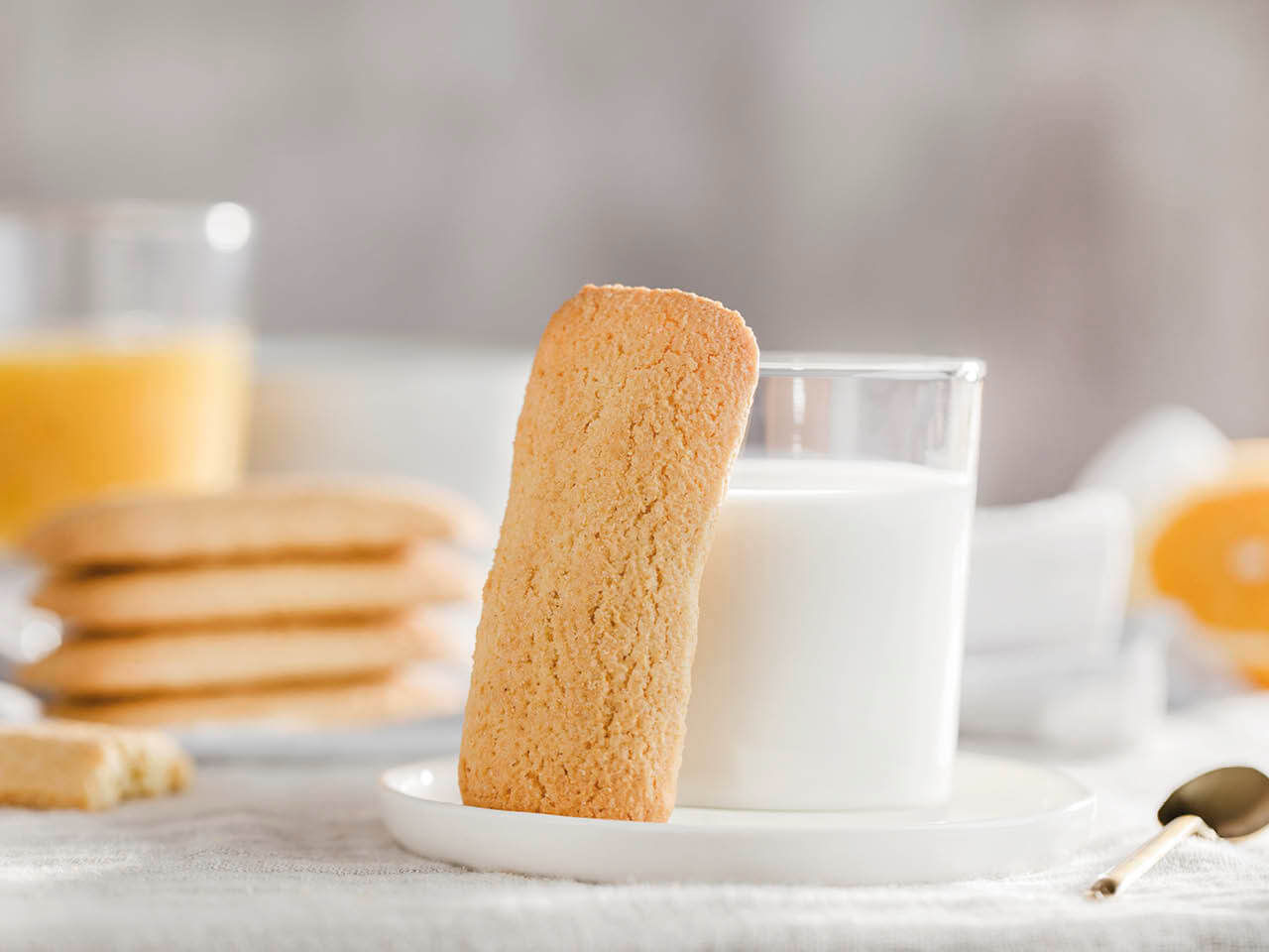 Biscottone al mais con un bicchiere di latte