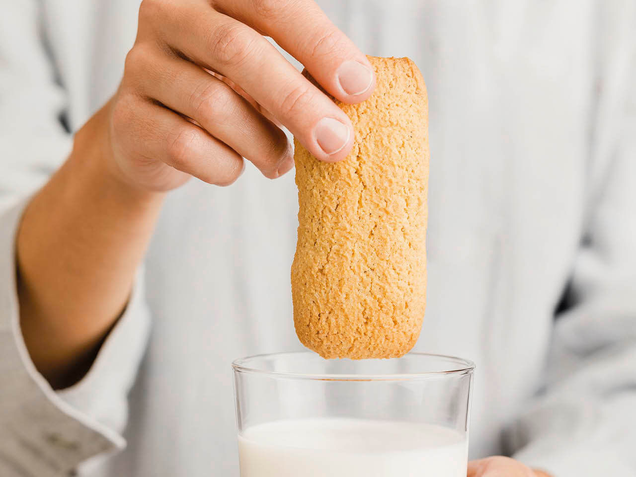 Biscottone al mais con una tazza di latte