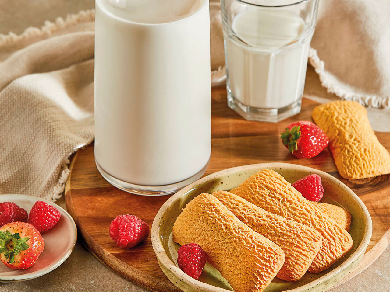 Biscottoni al mais con un bicchiere di latte