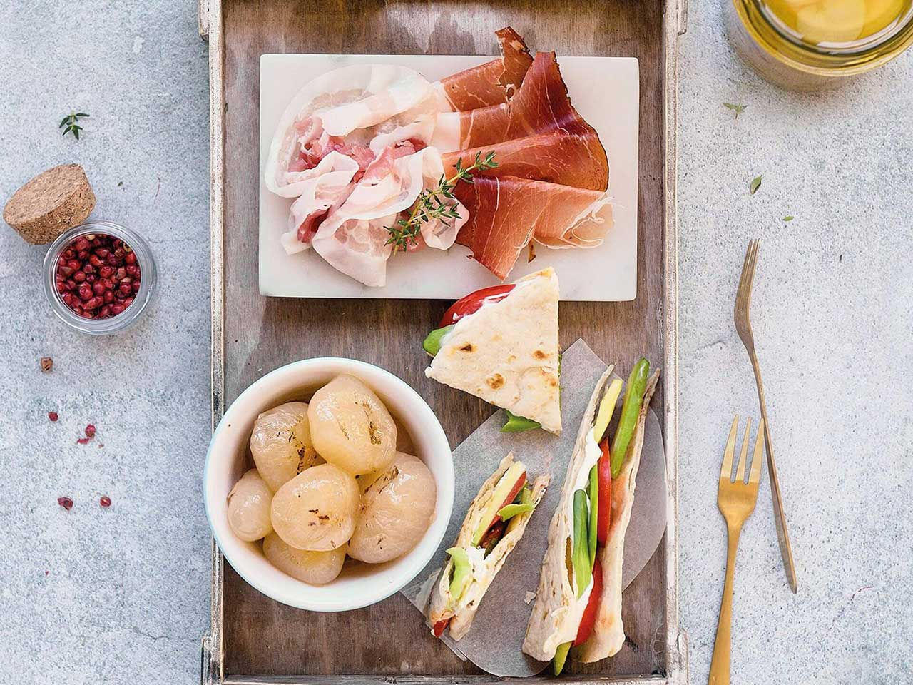 Cipolle, piadina e tagliere di salumi