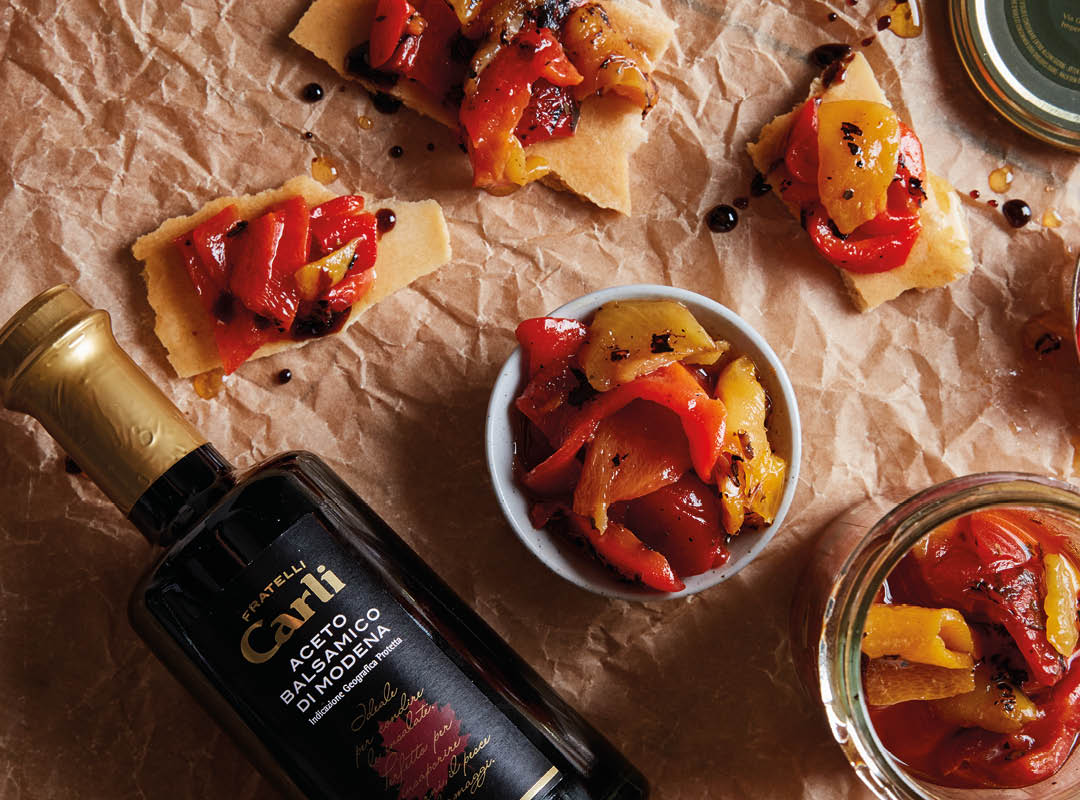 Aceto Balsamico di Modena su Focaccia e Peperoni Grigliati
