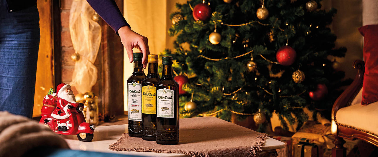 Bottiglie sotto l'albero di Natale