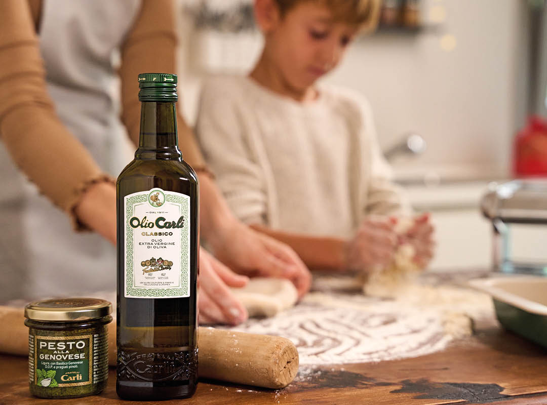 Bottiglia di EVO Classico e Pesto in primo piano