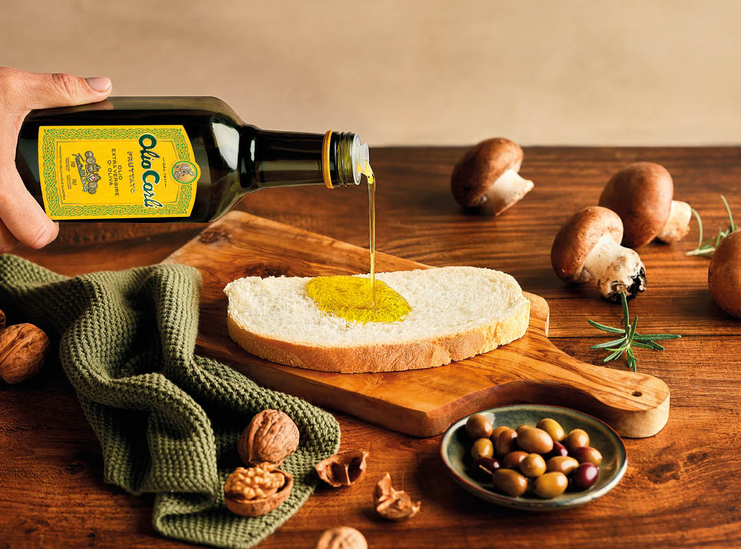 Versata di Olio di Oliva Carli Extra Vergine Fruttato su crostone di pane