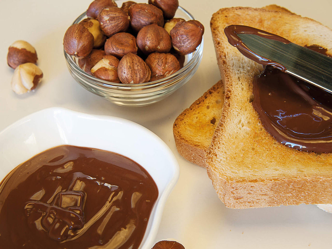Fette biscottate e crema di nocciole