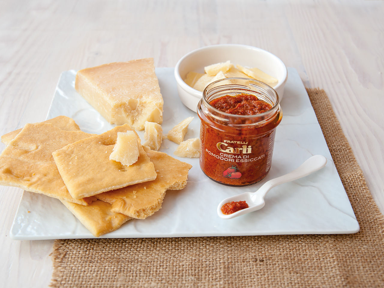 Focaccia croccante con crema ai pomodori essiccati