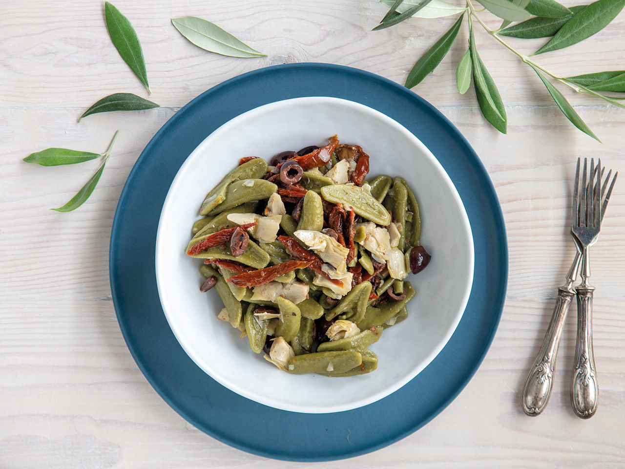 Piatto di pasta con Foglie di Ulivo, Pomodori Secchi Olive e Cuori di carciofo Fratelli Carli