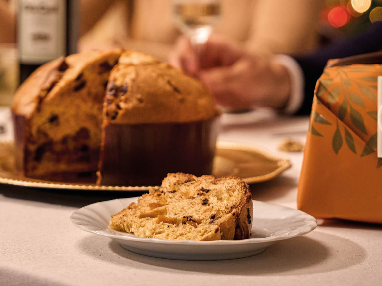 dolce di natale arancia e cioccolato su una tavola natalizia