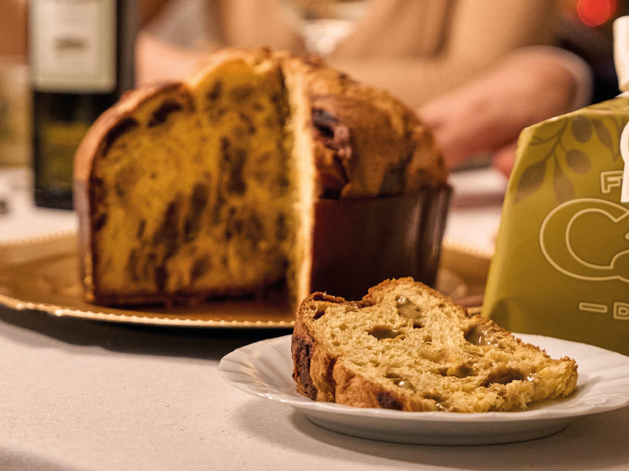 dolce di natale al pistacchio su una tavola natalizia