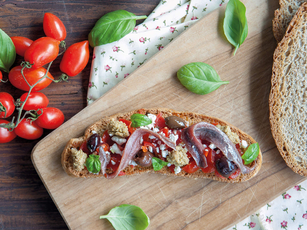 bruschetta con acciughe, pomodoro e olive