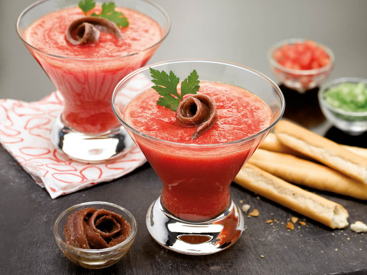 bruschetta con acciughe, pomodoro e olive