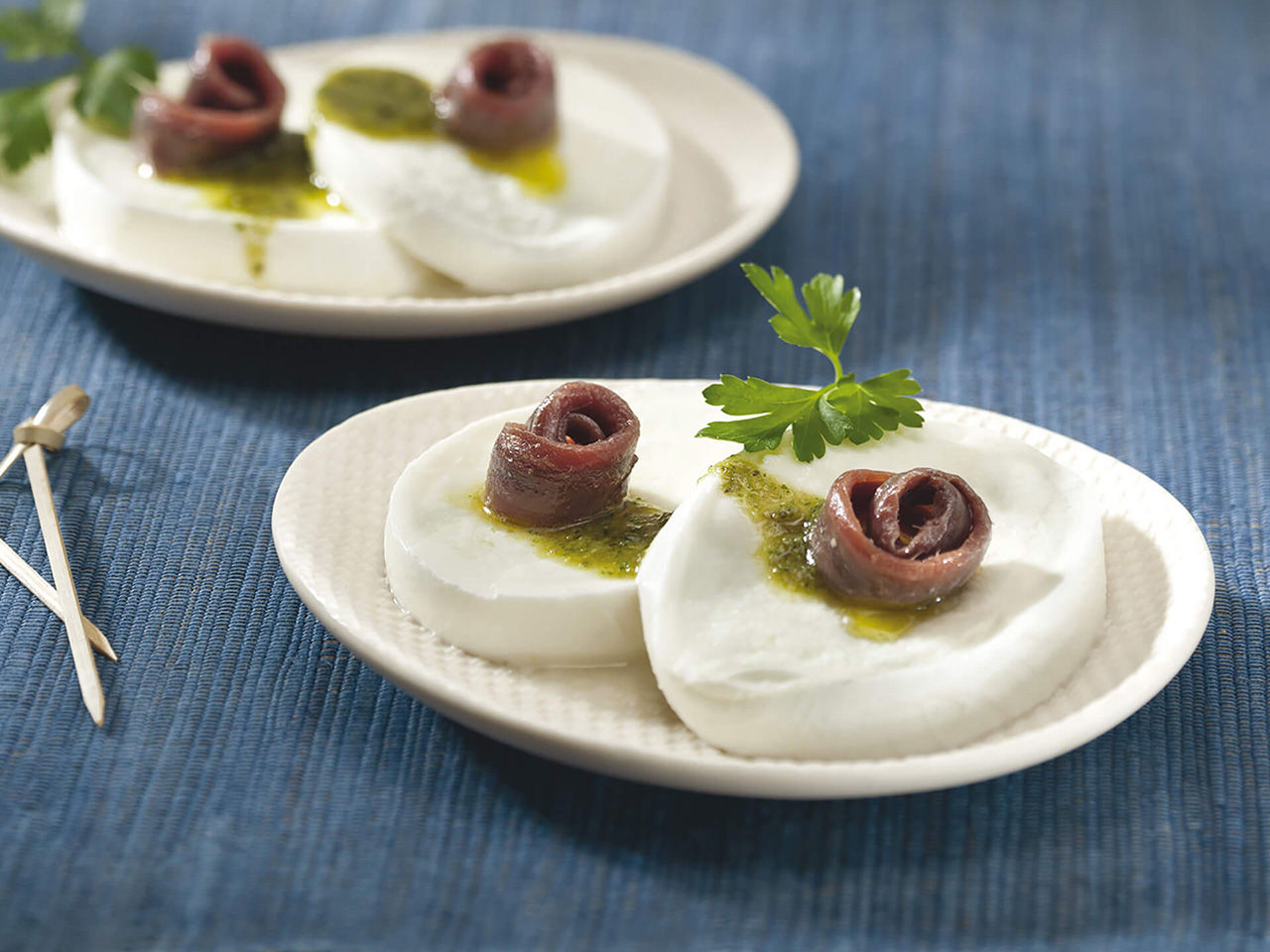 acciughe, mozzarella e pesto.