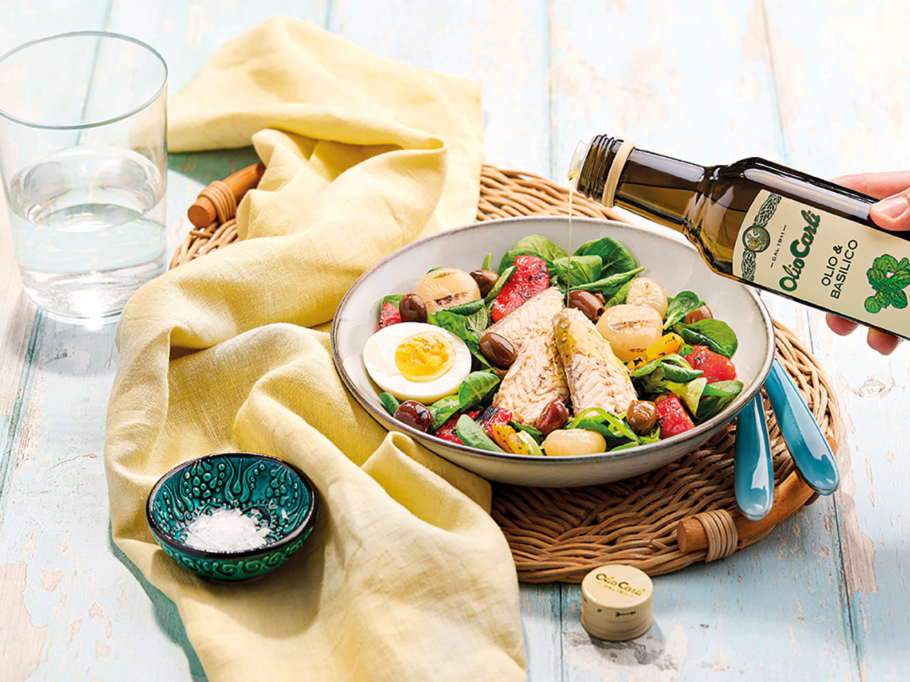 Insalata, uova sode e sgombro