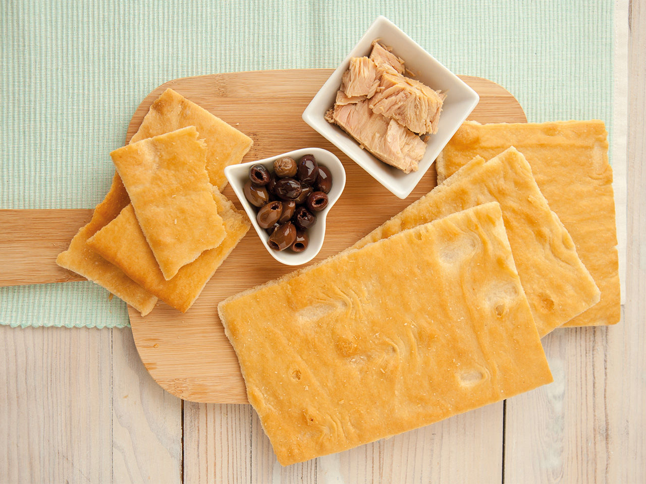 focaccia, olive e tonno