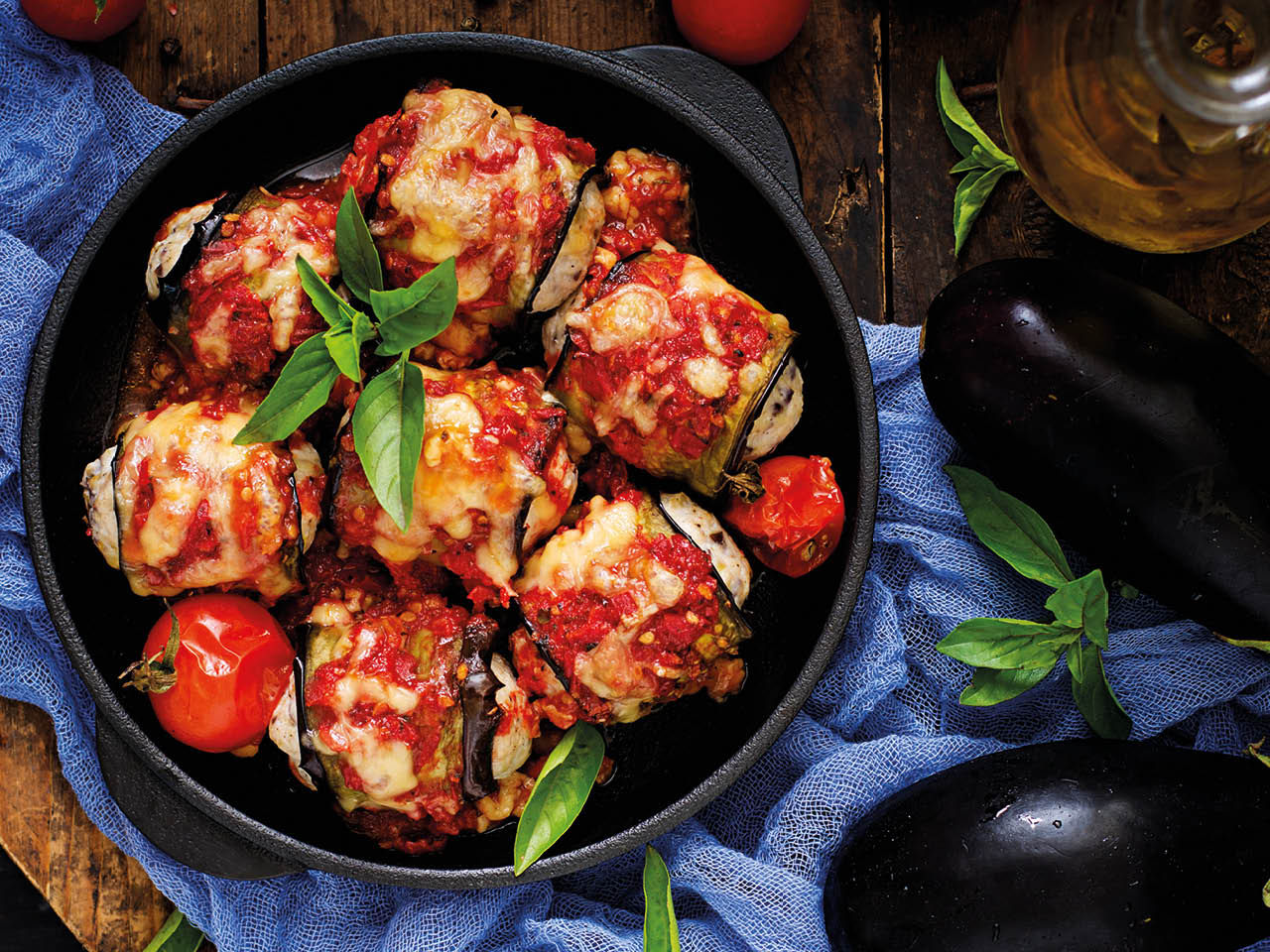 melanzane con formaggio, sugo e pomodorini in padella