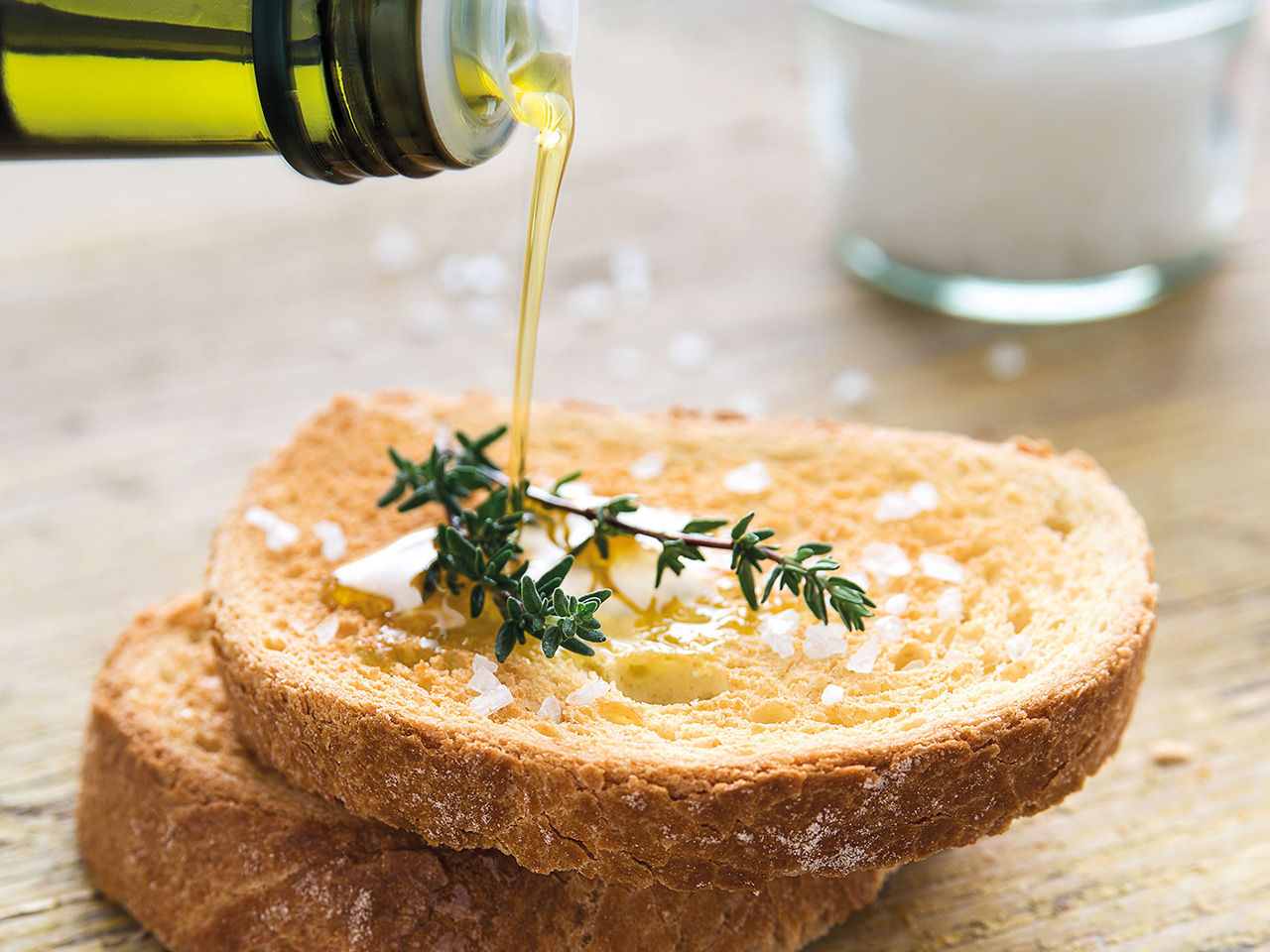Crostoni di pane con Olio Extra Vergine di Oliva Fratelli Carli