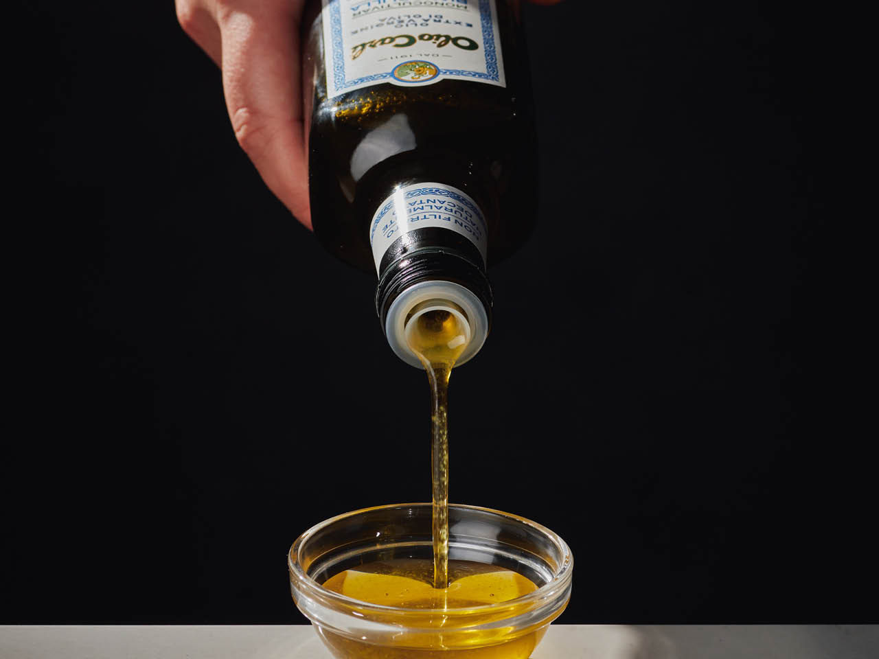 Versata di Olio di Oliva Biancolilla in una ciotola 