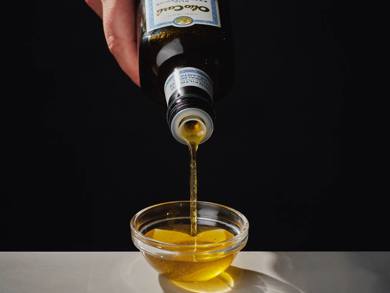 Versata di olio in una ciotola