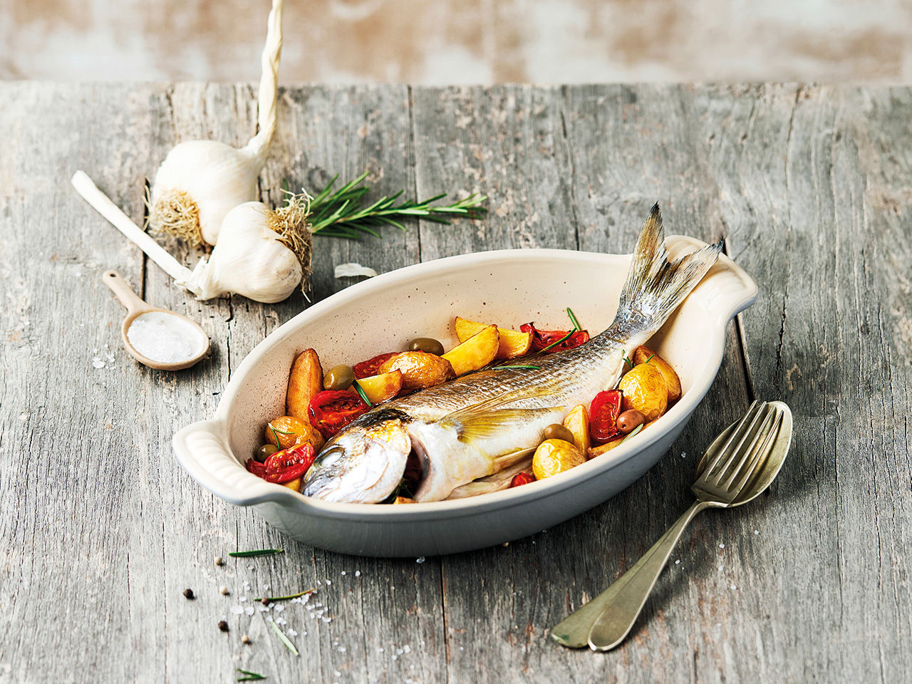 pesce al forno con patate e pomodorini