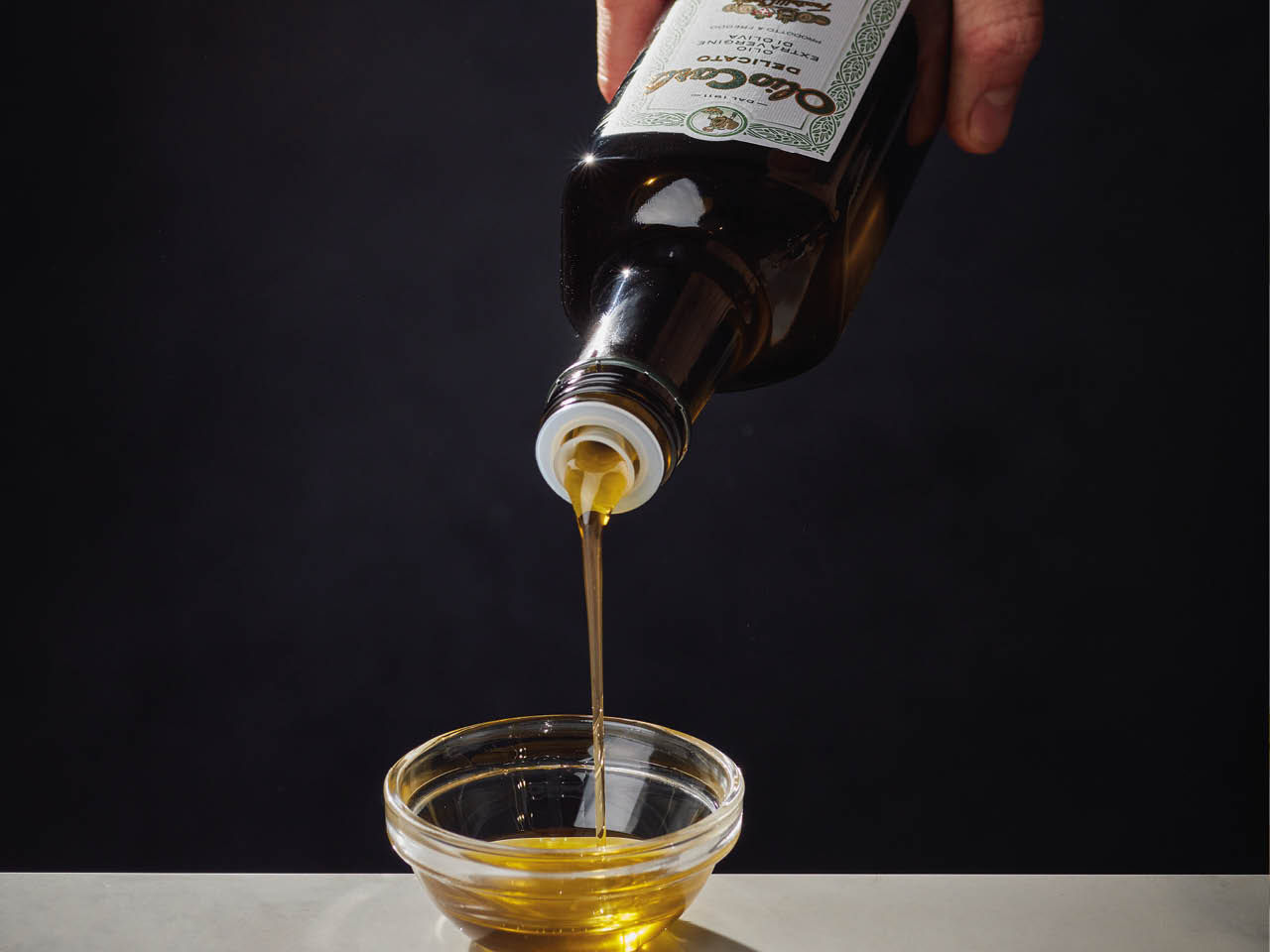 Versata di Olio in una ciotola