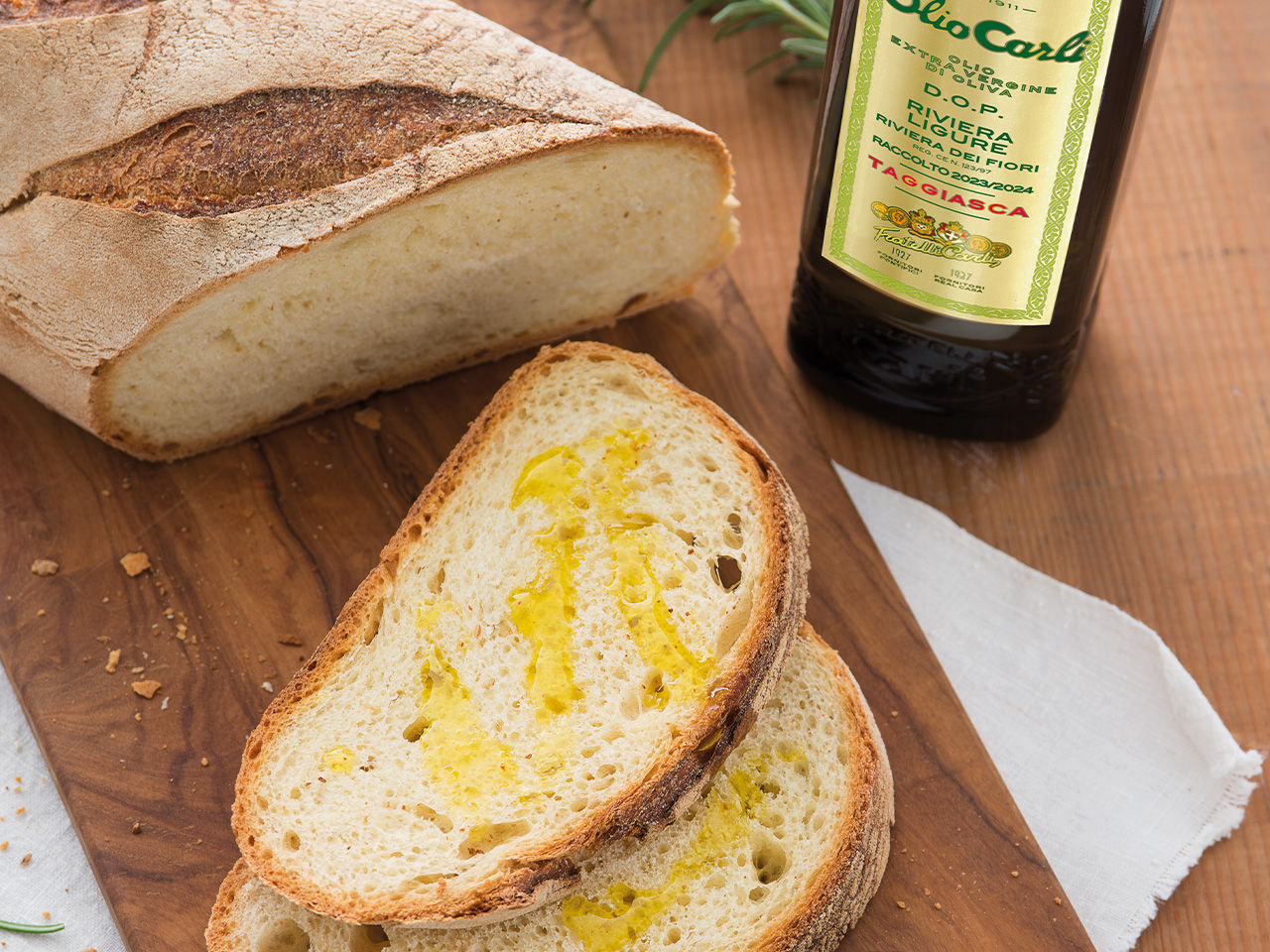 OLIO CARLI Extra Vergine di Oliva D.O.P riviera ligure riviera dei fiori su fetta di pane