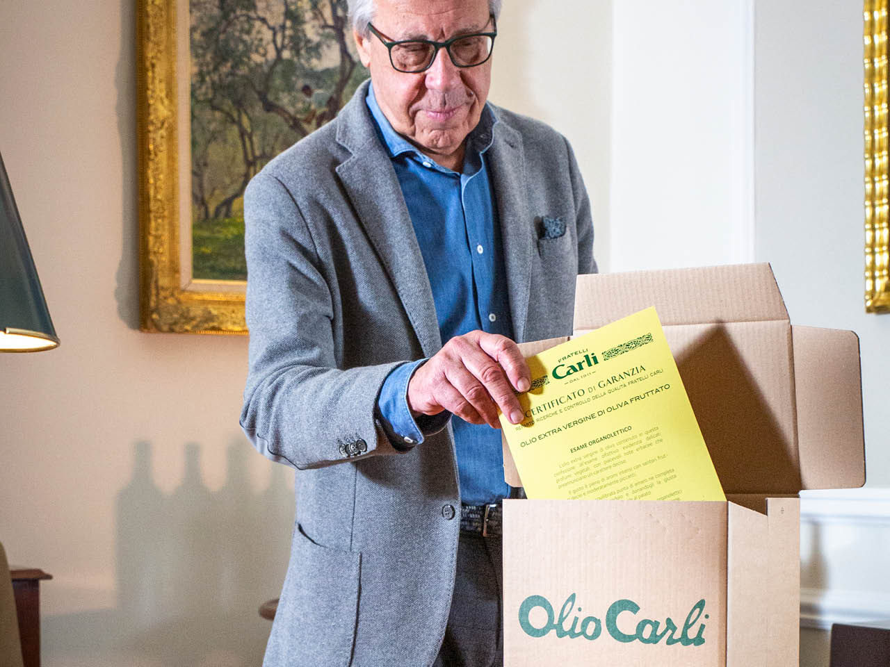 Dott. Gianfranco Carli con il certificato di garanzia