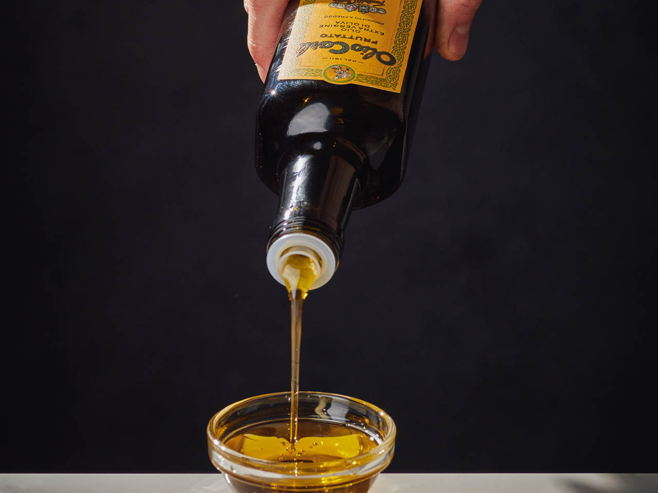 Versata di Olio Evo Fruttato in una ciotola
