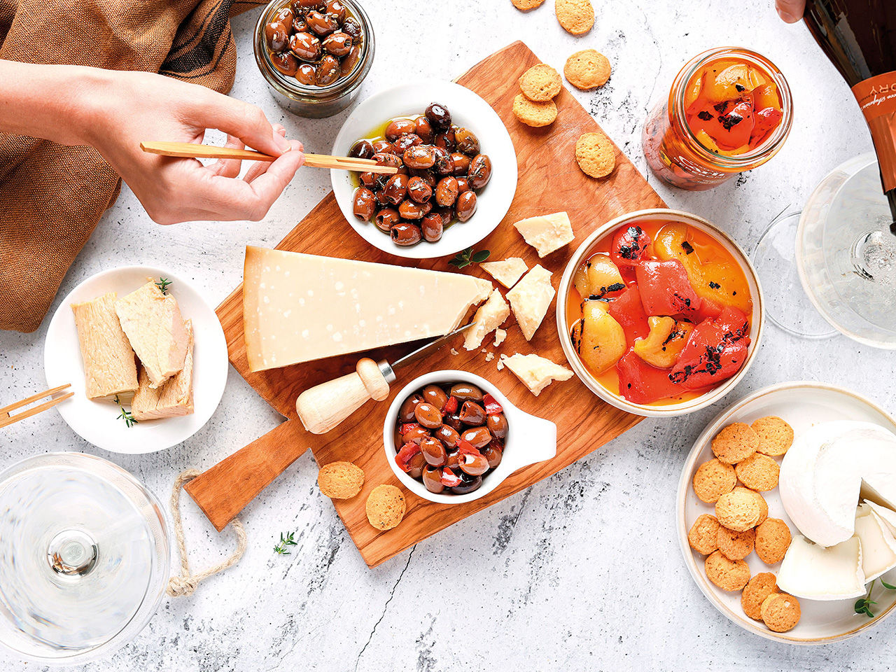 tagliere aperitivo misto con olive aromatiche