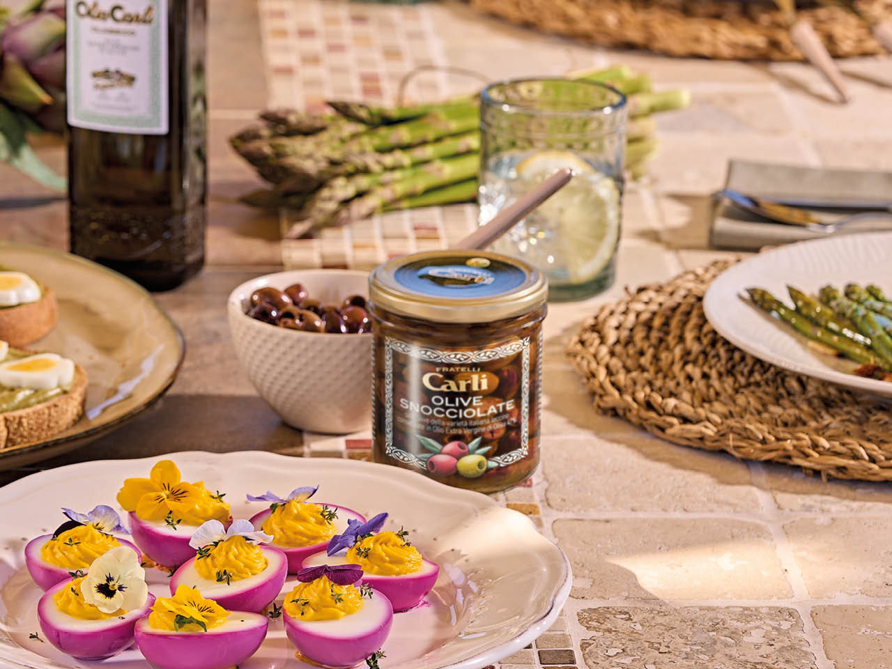 Tavola con Olive Snocciolate e uova ripiene