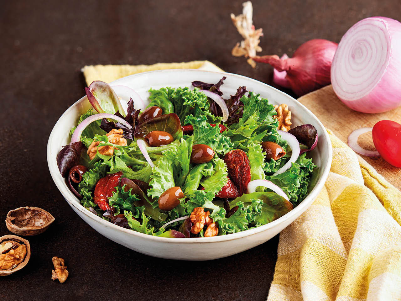 Insalata con Olive Snocciolate, cipolla e noci