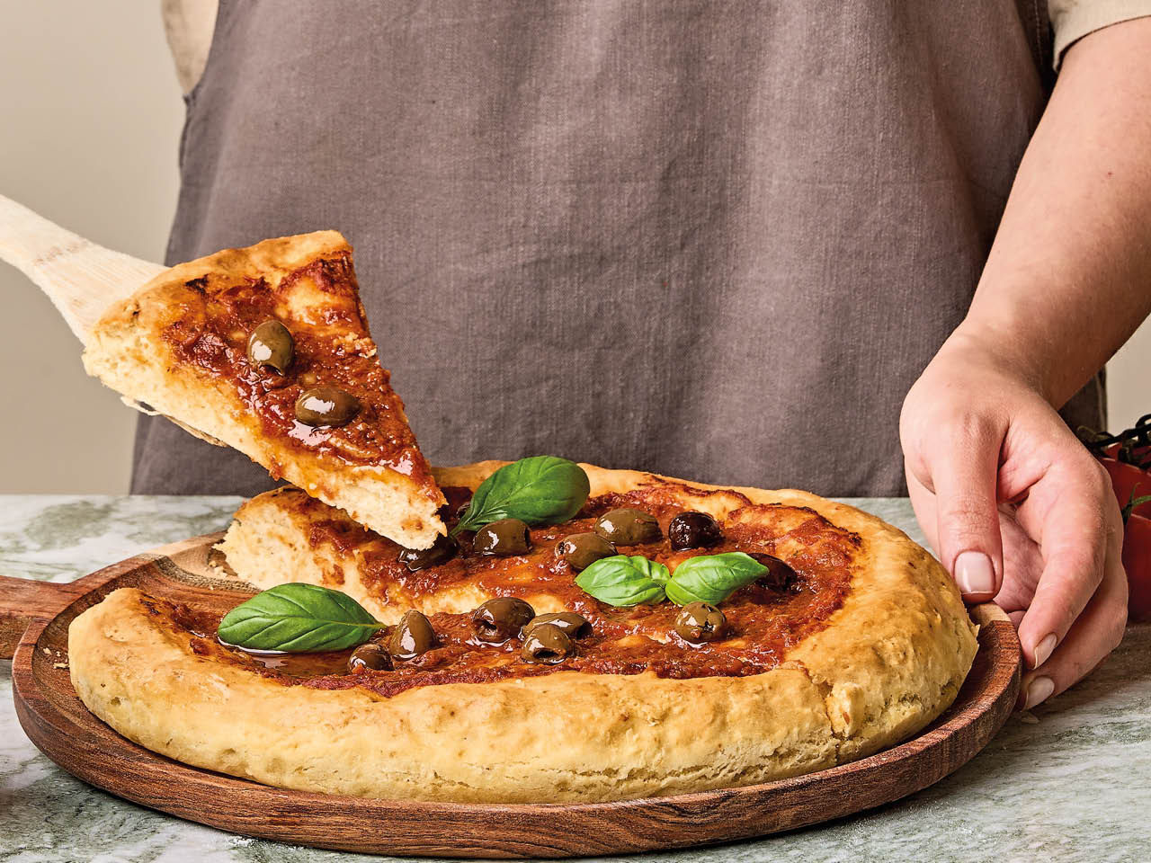 Pizza con Olive Snocciolate e basilico