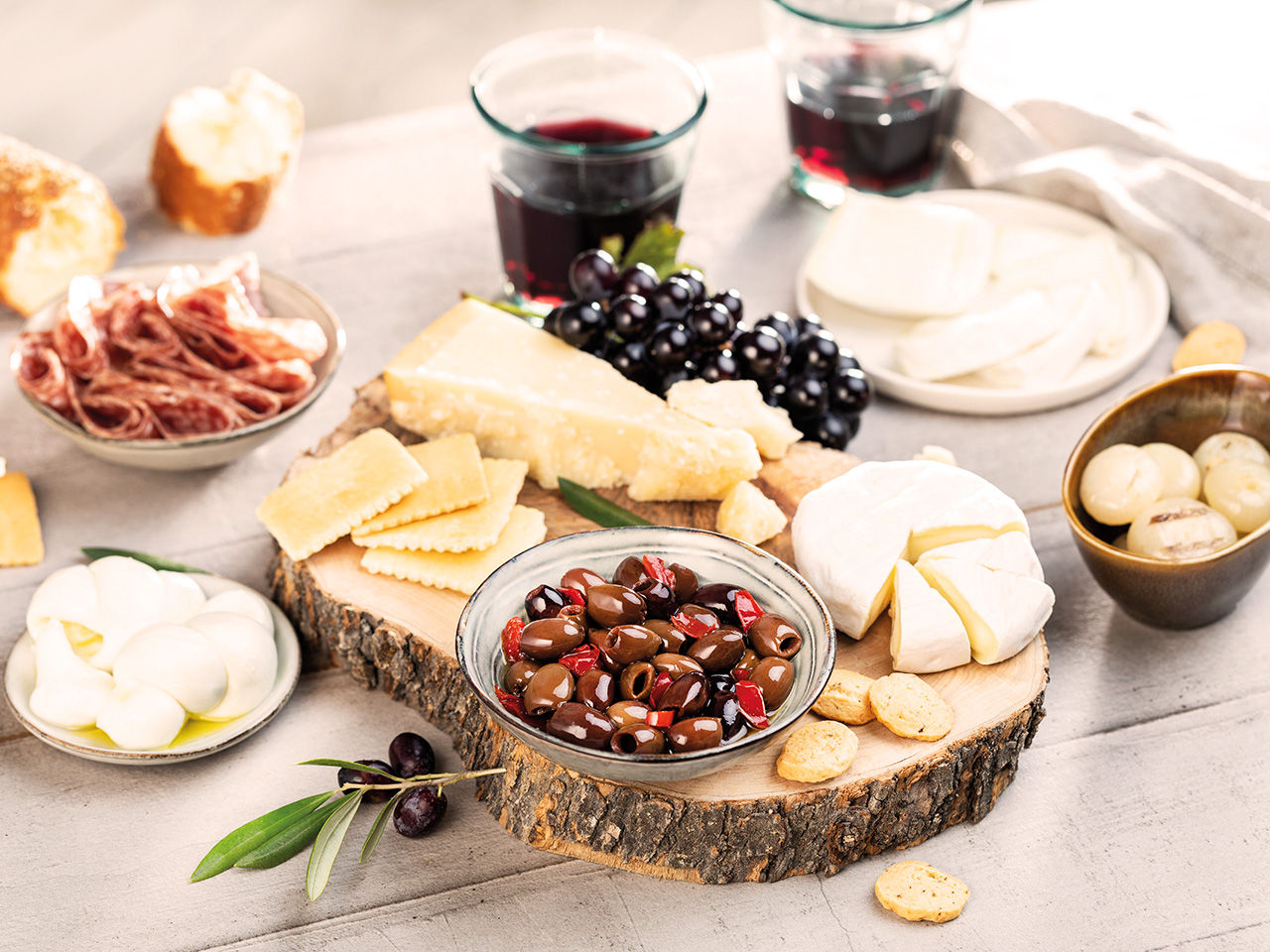 tagliere misto con olive piccanti