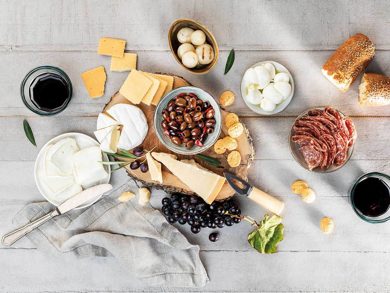 salumi, formaggi e olive piccanti