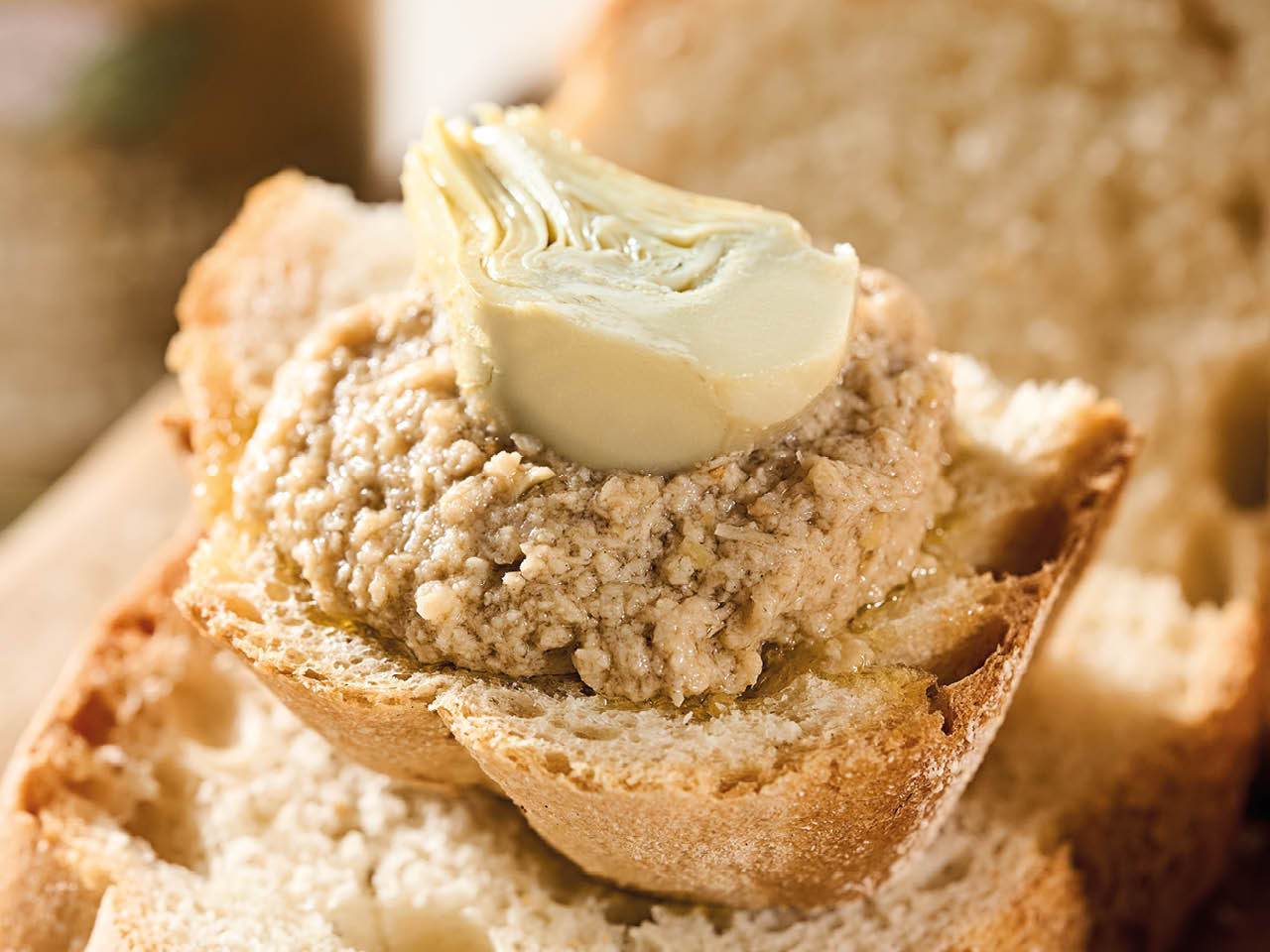 Paté di Tonno e Carciofi spalmato su pane con un Carciofo Sottolio