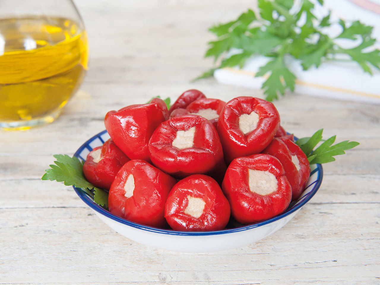 Vassoio con peperoncini rossi  farciti 