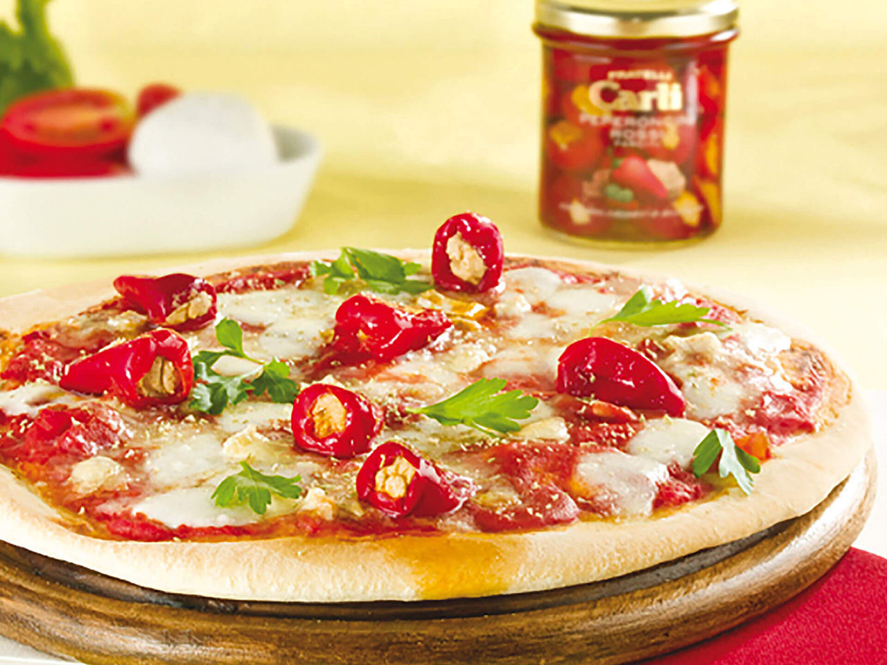 Pizza margherita guarnita con Peperoncini farciti Fratelli Carli
