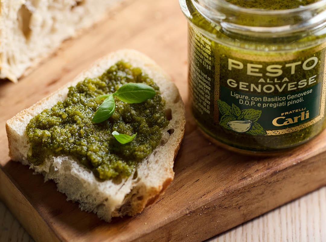 Pesto alla genovese Fratelli Carli in vasetto e spalmato su crostone di pane