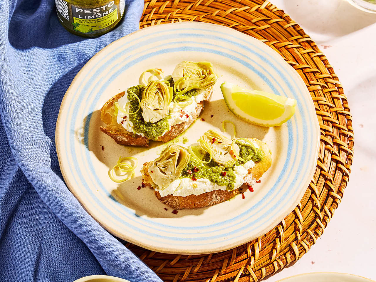 Bruschette con formaggio spalmabile, carciofi e Pesto al Limone