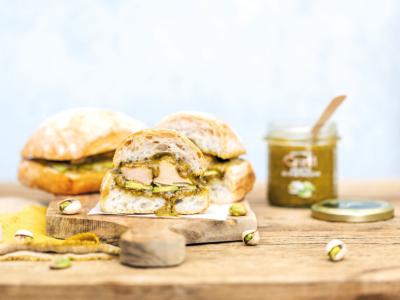 panino con tonno, verdure e pesto di pistacchi