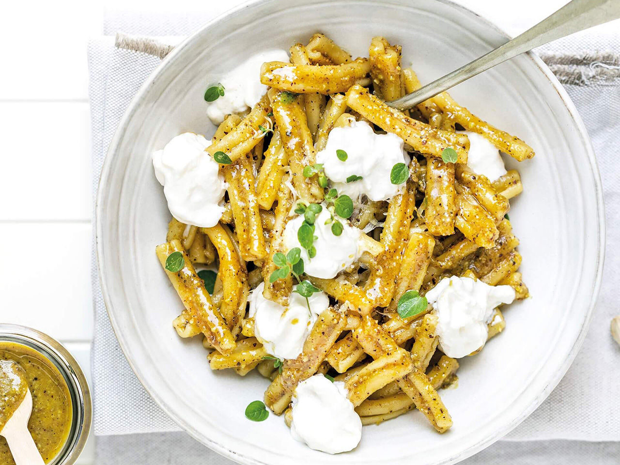 pasta con burrata e pesto di pistacchi