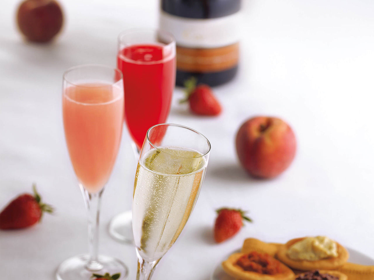 tre calici tra cui uno di prosecco