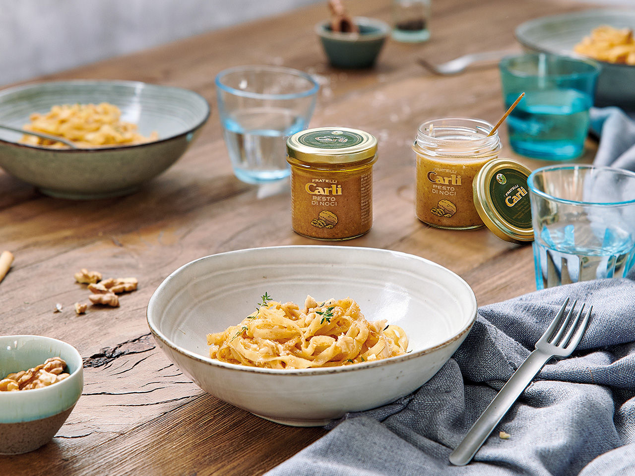 piatti di spaghetti alla salsa di noci